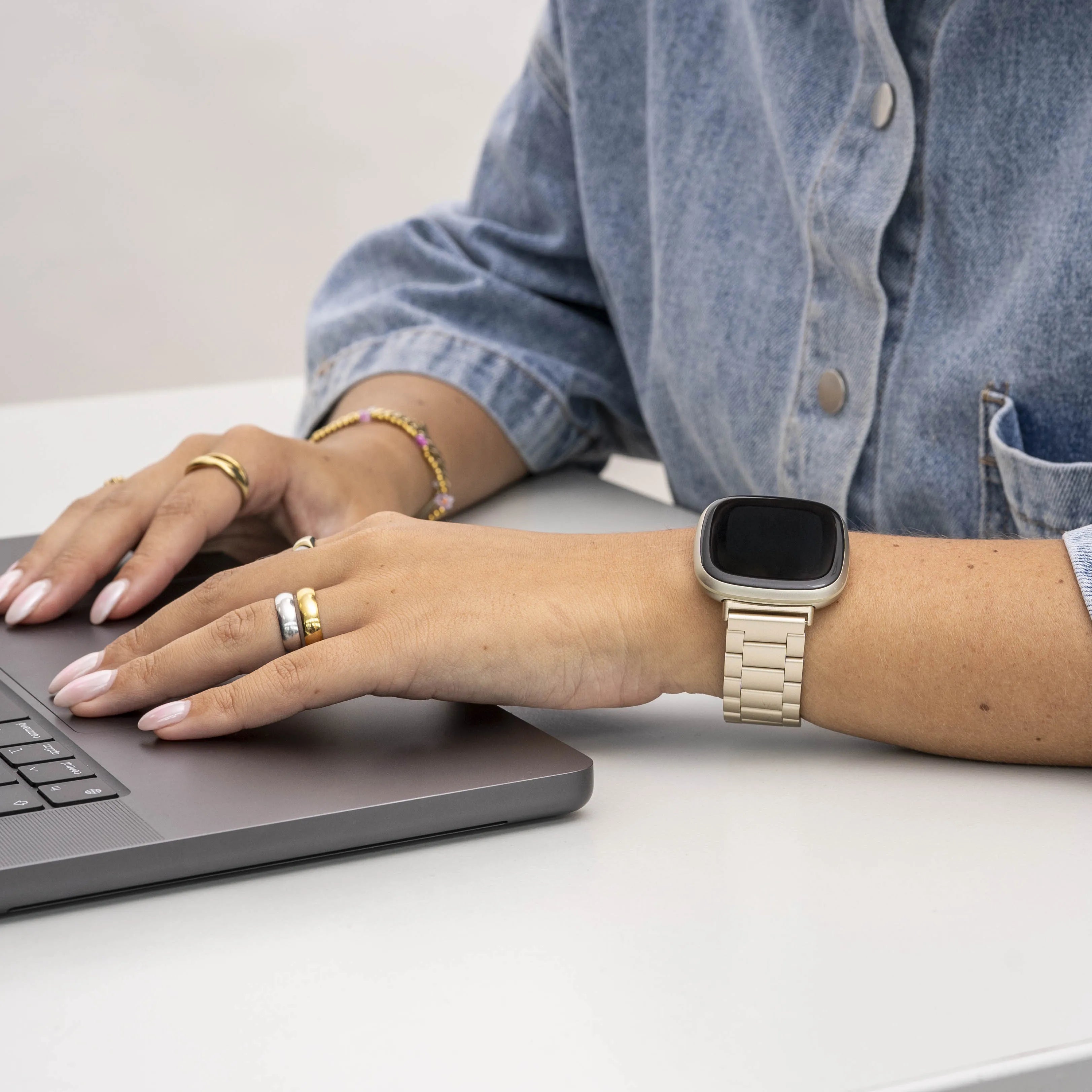 Bracelet acier Fitbit Versa 4 (or champagne)