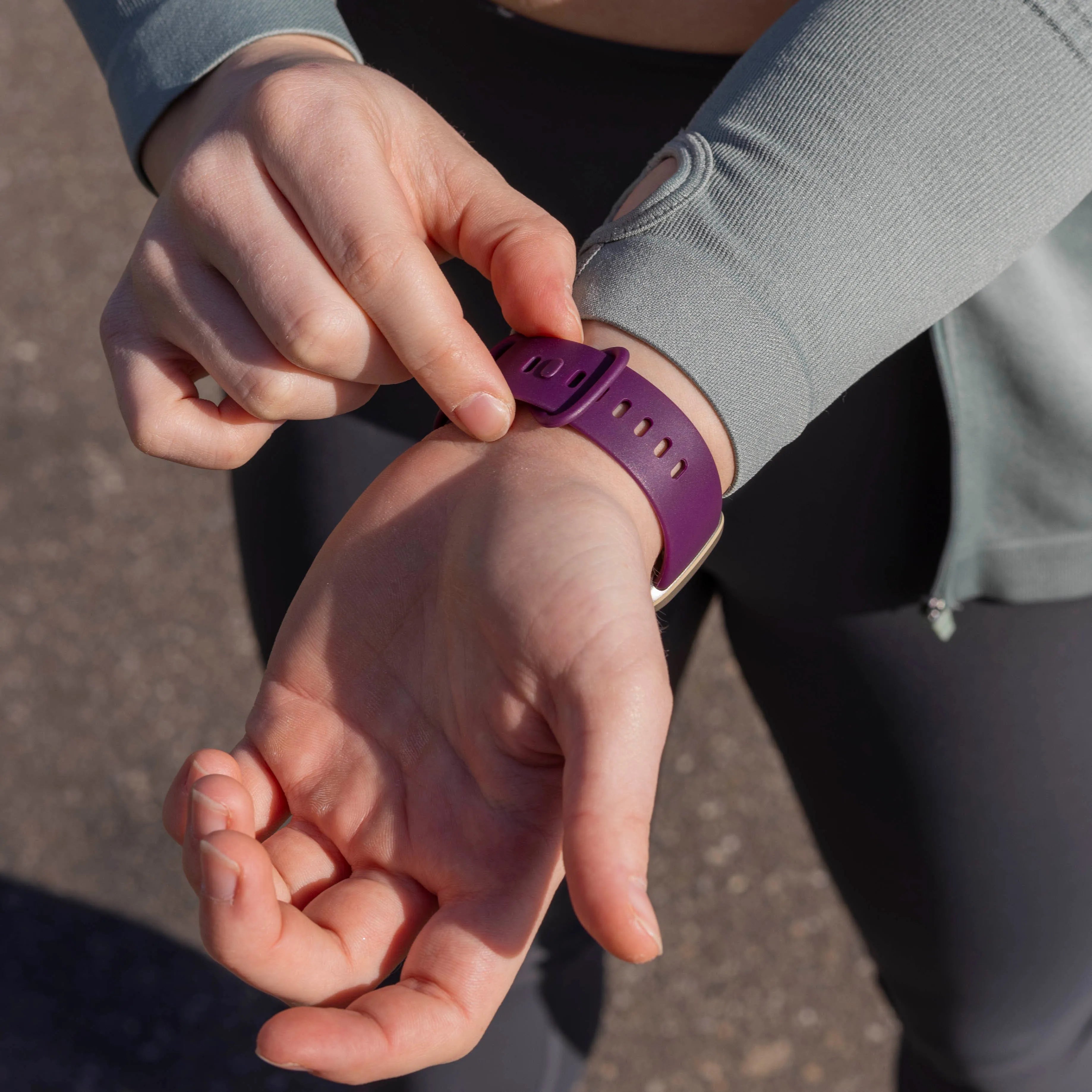 Bracelet silicone classique Fitbit Sense (violet foncé)