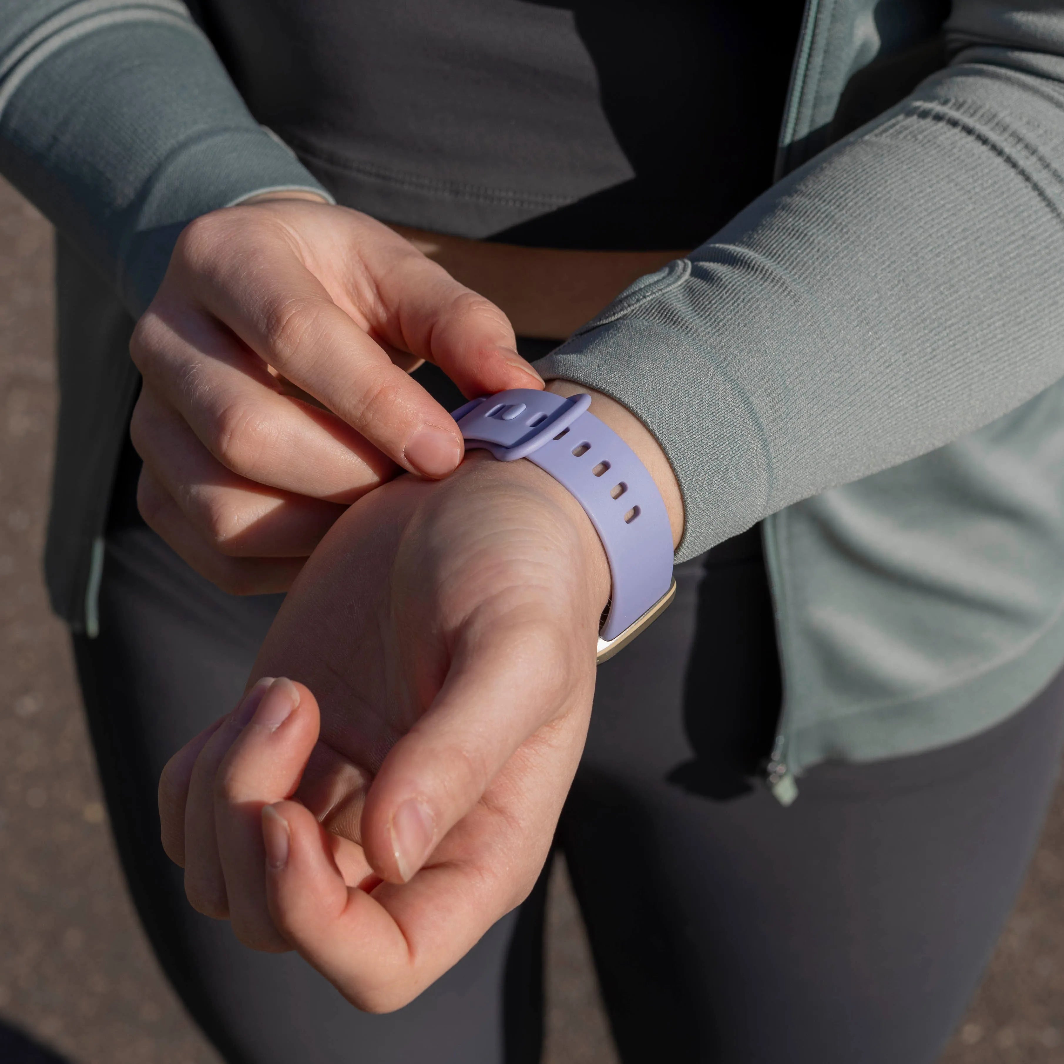 Bracelet silicone classique Fitbit Versa 4 (lavande)
