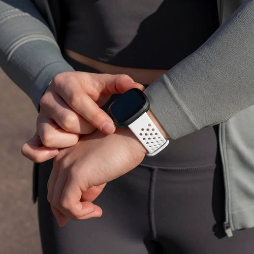 Bandz Fitbit Versa 4 sport band 'Sport Air' (wit)