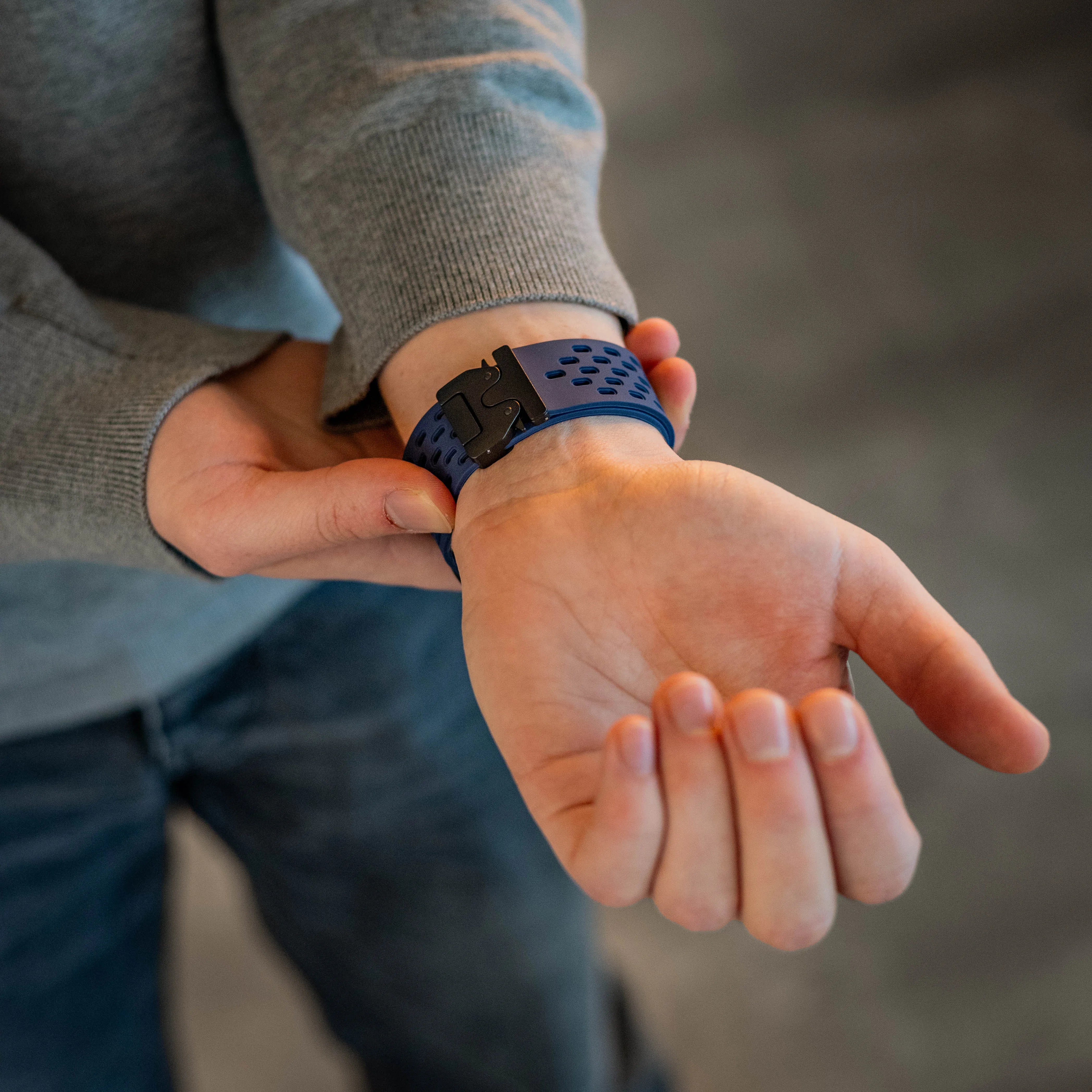 Bracelet silicone air avec P-buckle pour Apple Watch (bleu foncé)