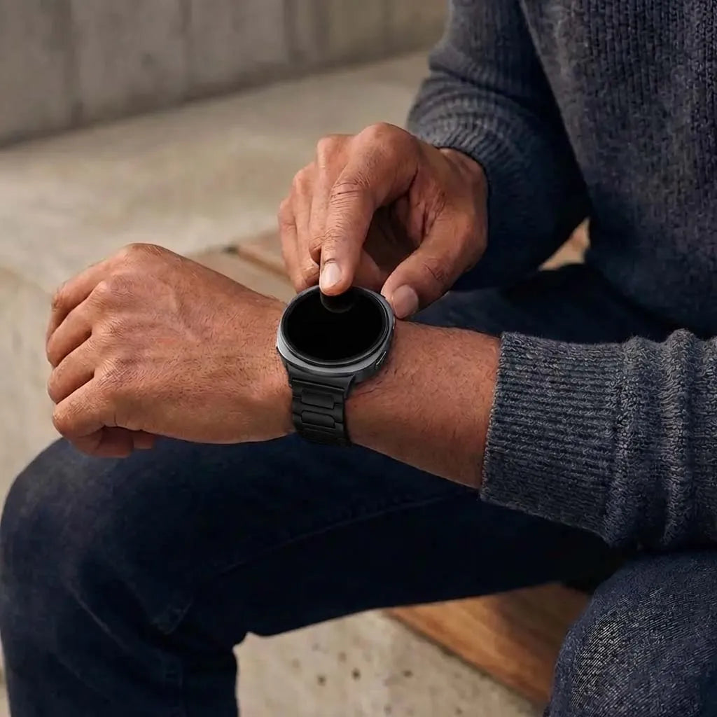 Titanium Strap 'Deluxe', black, lifestyle photo