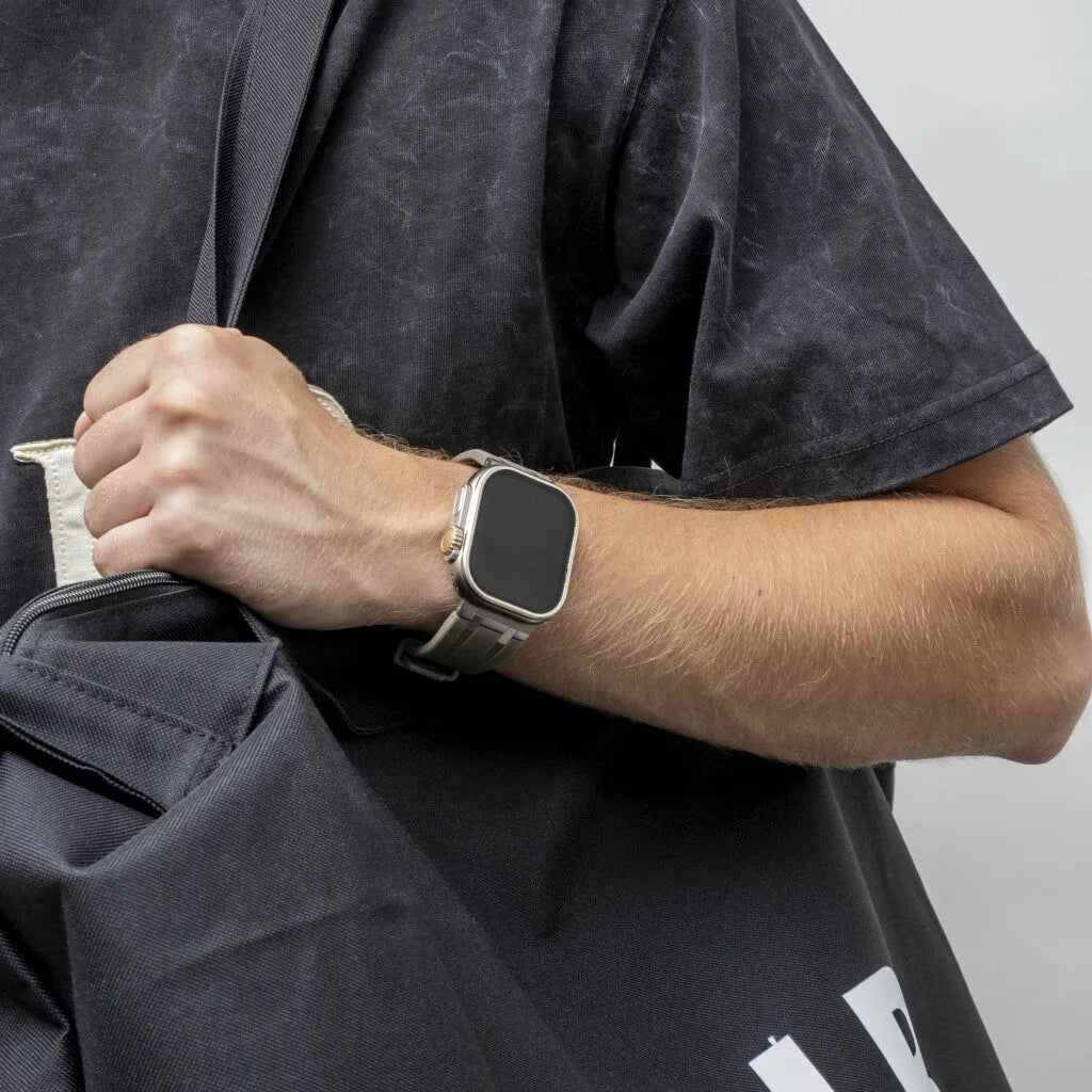 BALR. Bracelet silicone Apple Watch Ultra Liquid (marron/argent)