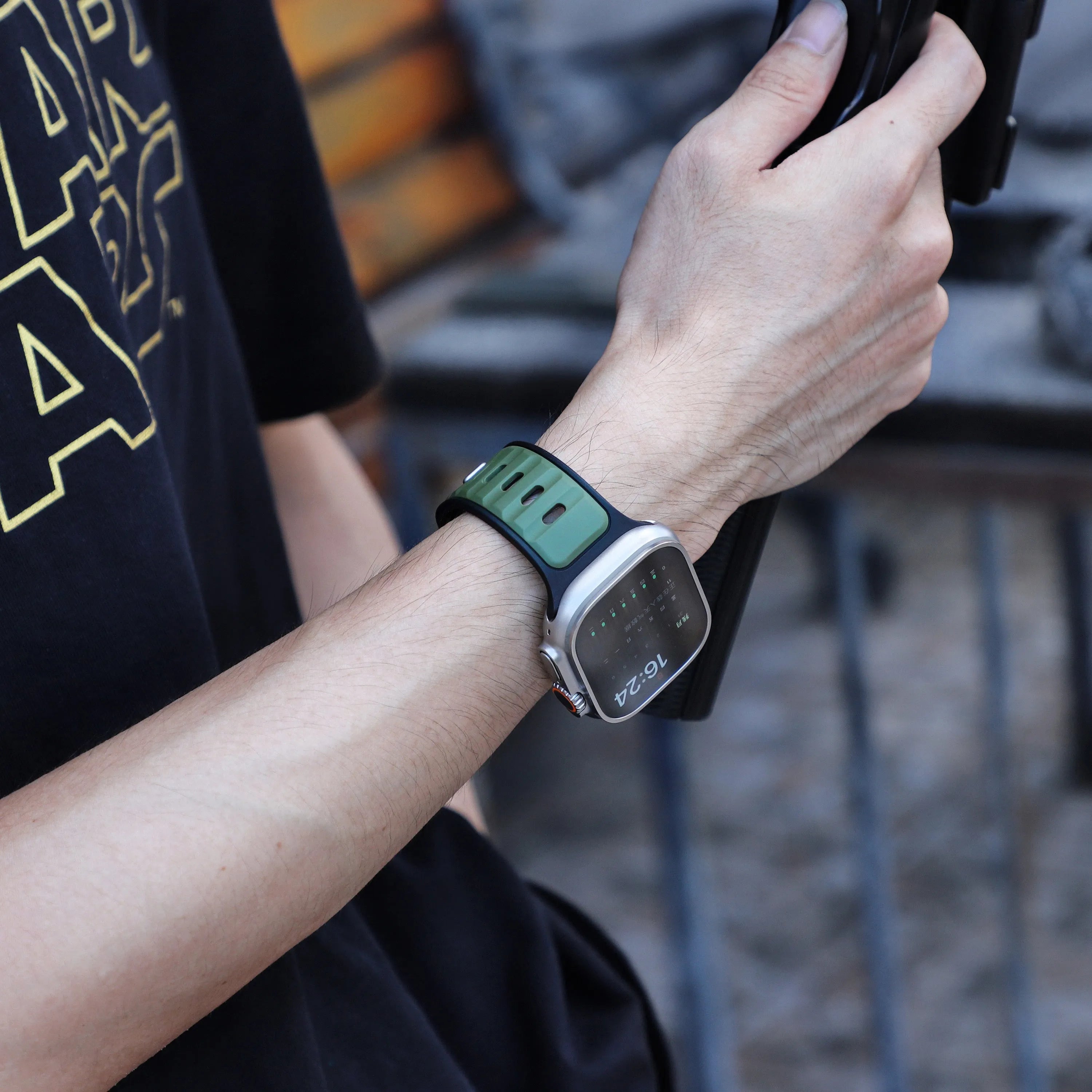 Bracelet silicone outdoor pour Apple Watch (vert armée/noir)