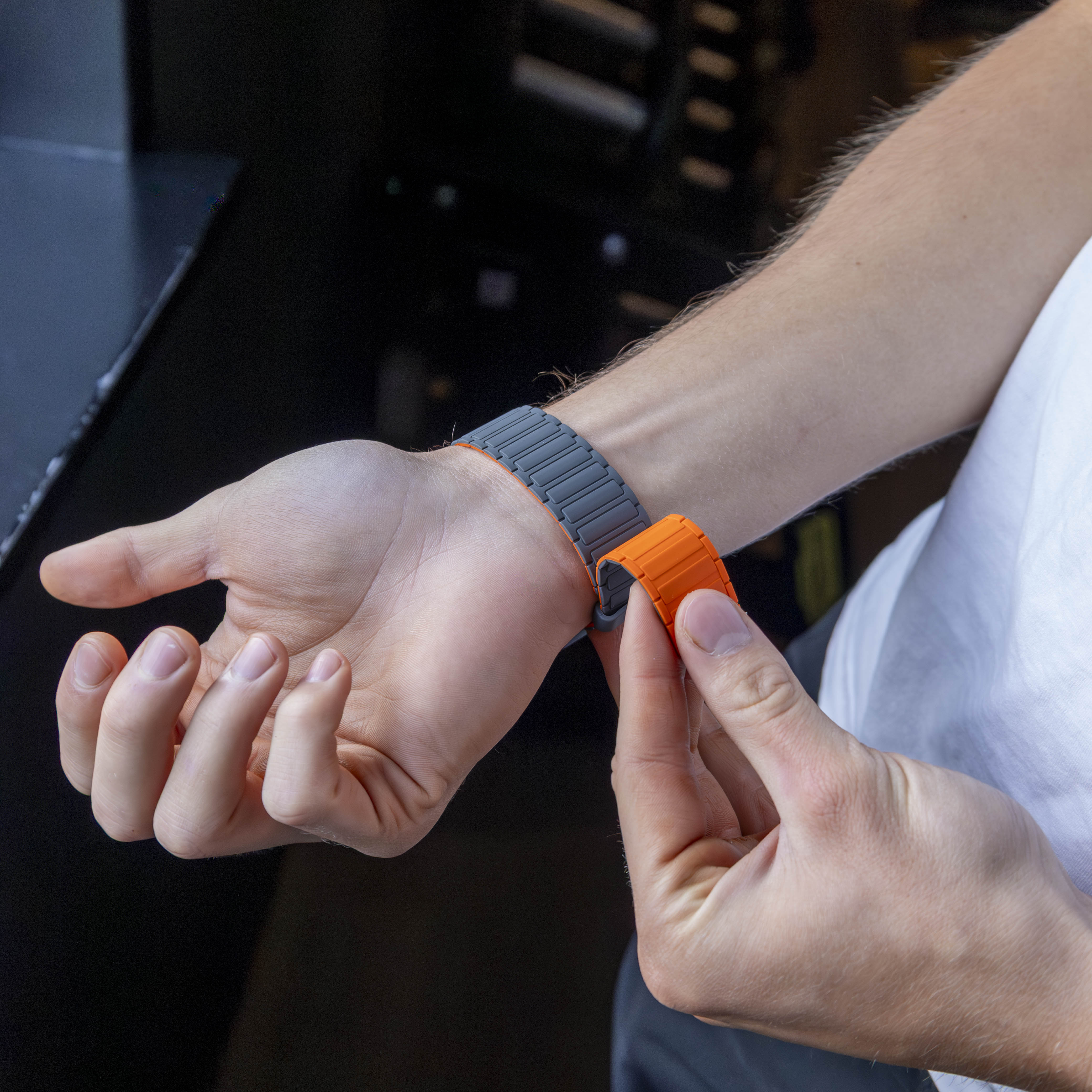 Bracelet magnétique silicone Samsung Galaxy Watch Ultra 2 (gris/orange)