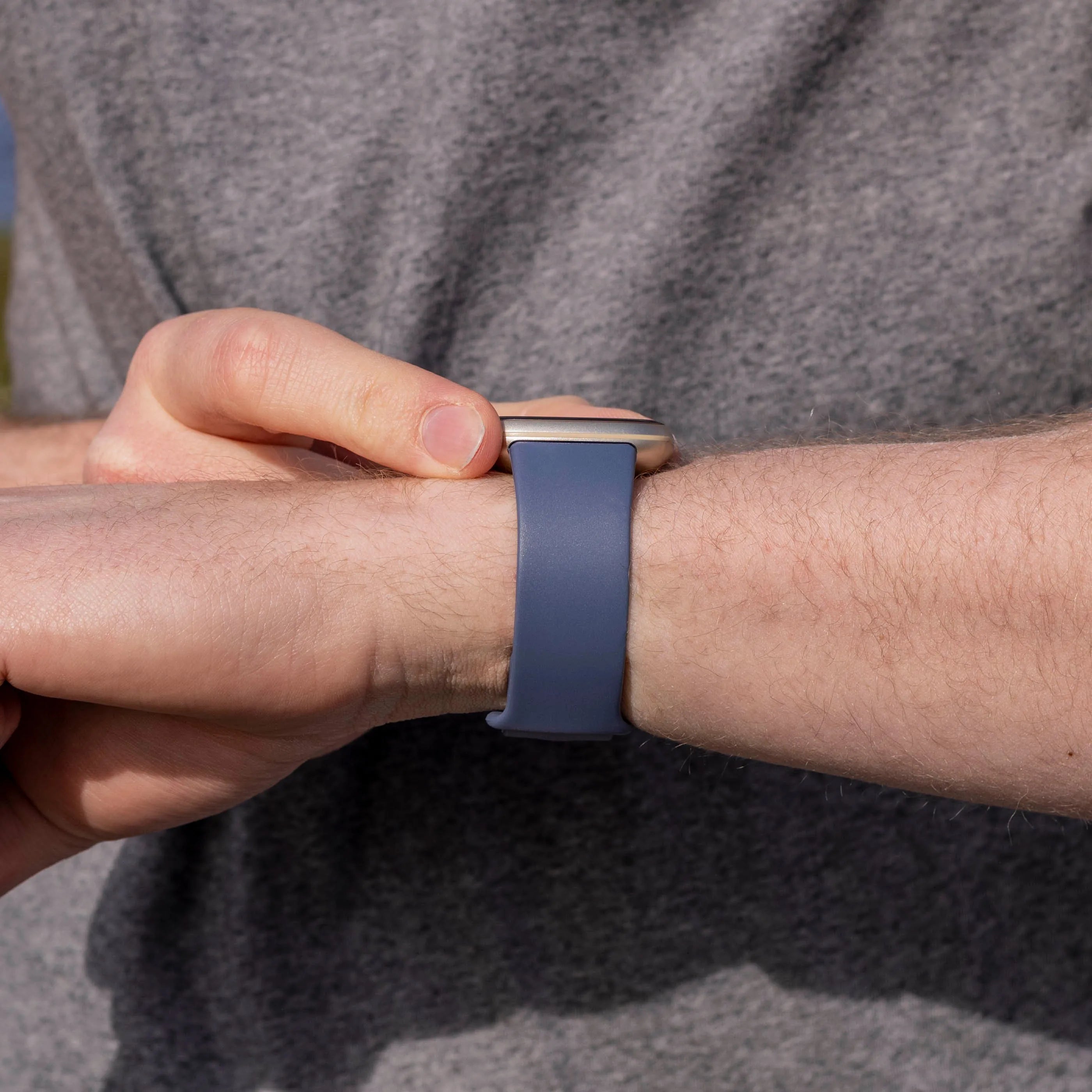 Bracelet silicone classique Fitbit Versa 4 (gris-bleu)