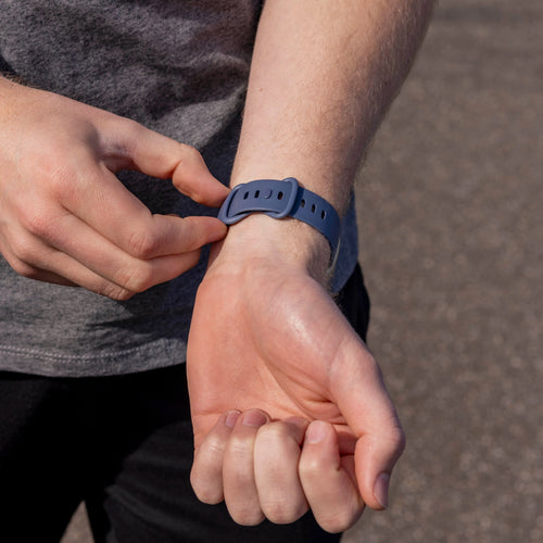 Bracelet silicone classique Fitbit Versa 4 (gris-bleu)