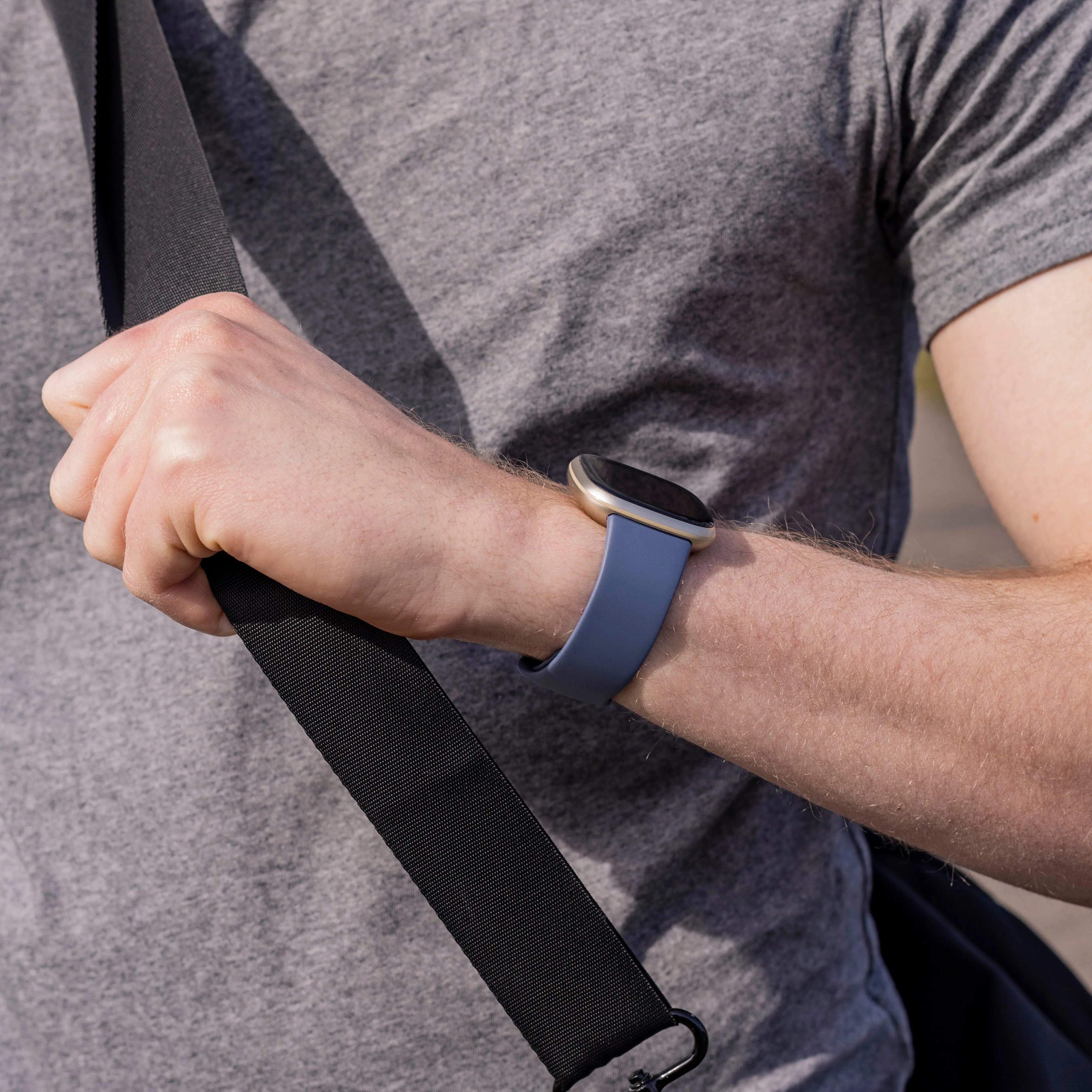 Bracelet silicone classique Fitbit Versa 4 (gris-bleu)