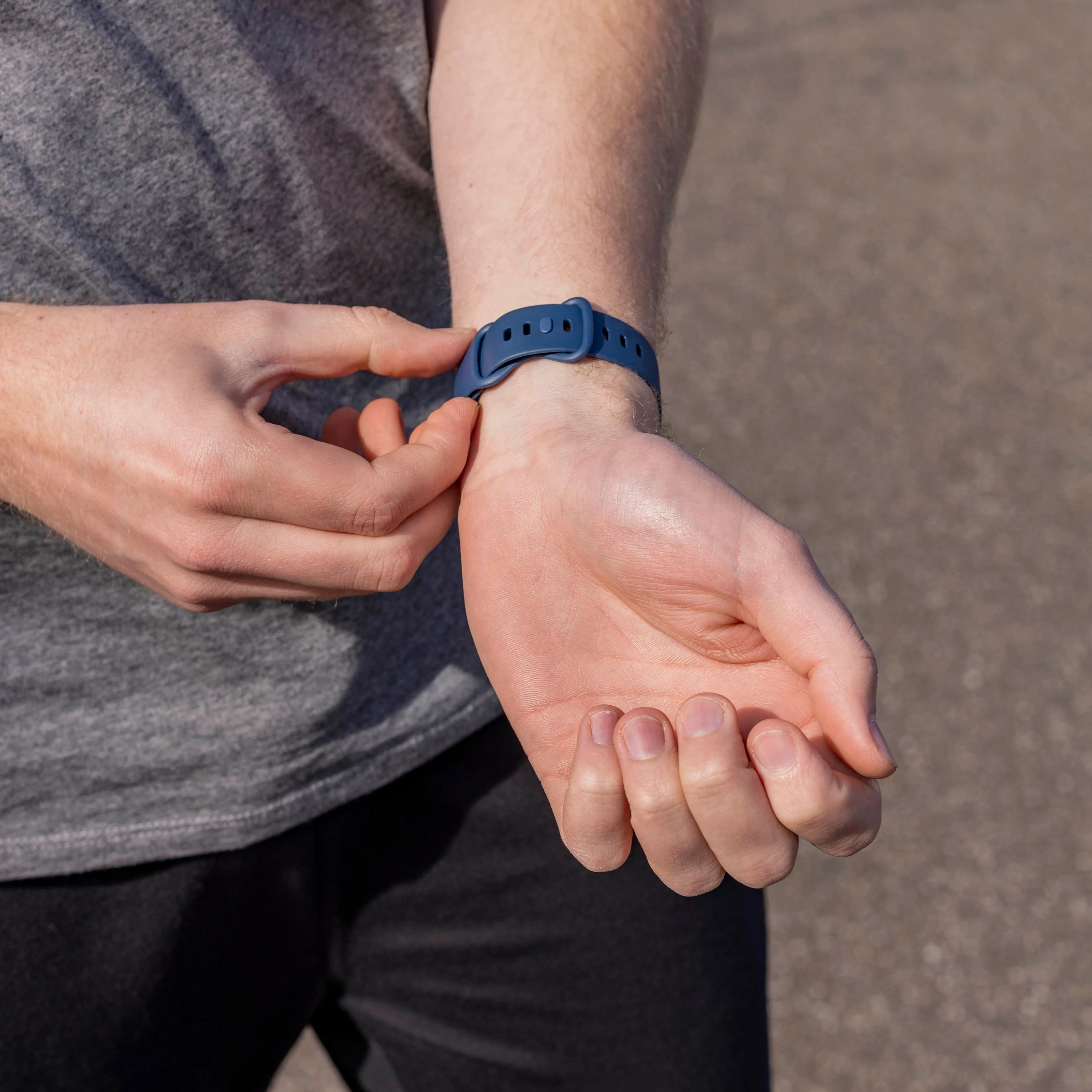 Bracelet silicone classique Fitbit Versa 3 (bleu foncé)