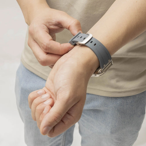 Bandz Bracelet silicone 'Luxe Liquid' Apple Watch (gris avec argent)