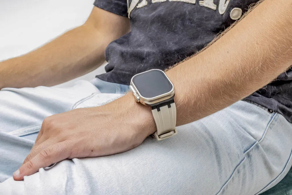 BALR. Bracelet en silicone ultra liquide pour Apple Watch (beige/(noir)