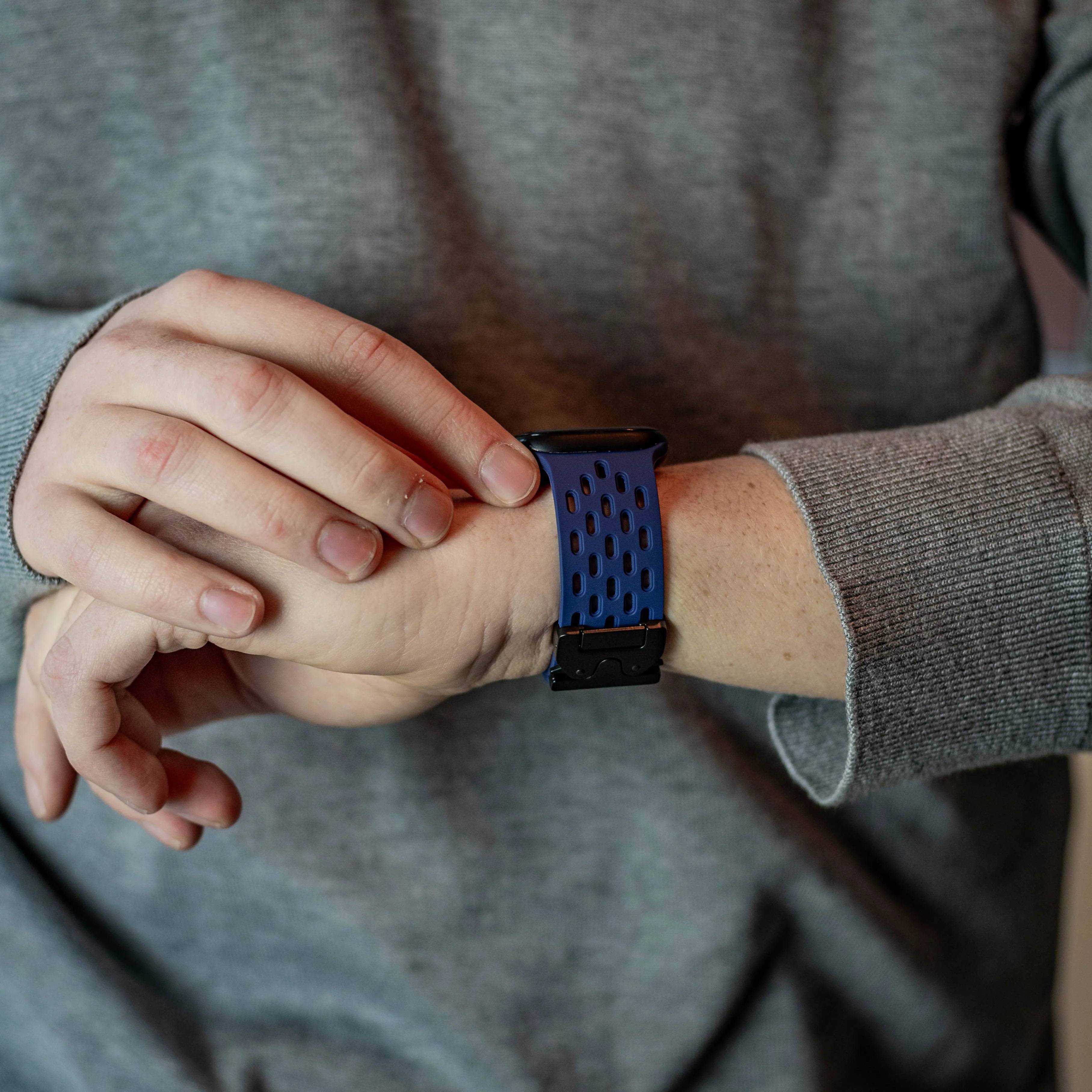 Bracelet silicone air avec P-buckle pour Apple Watch (bleu foncé)