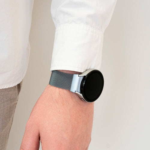 Milanese Strap 'One Push', space grey, lifestyle photo