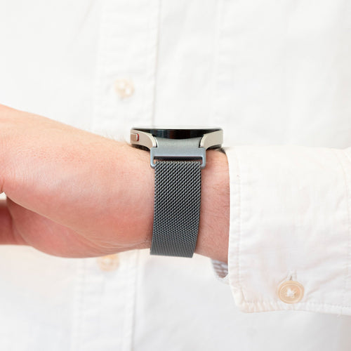 Milanese Strap 'One Push', space grey, lifestyle photo