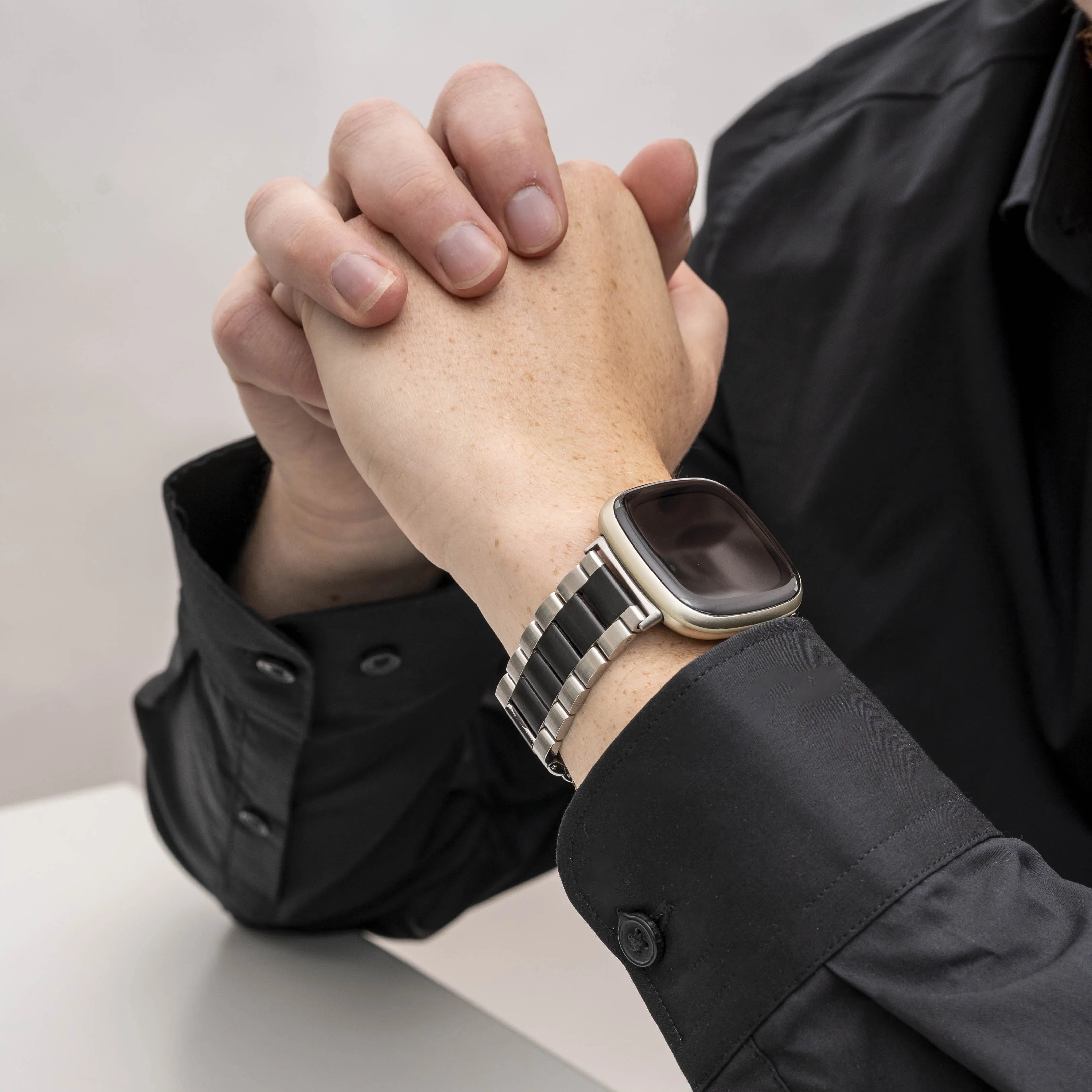 Bracelet acier Fitbit Versa 4 (argent/noir)