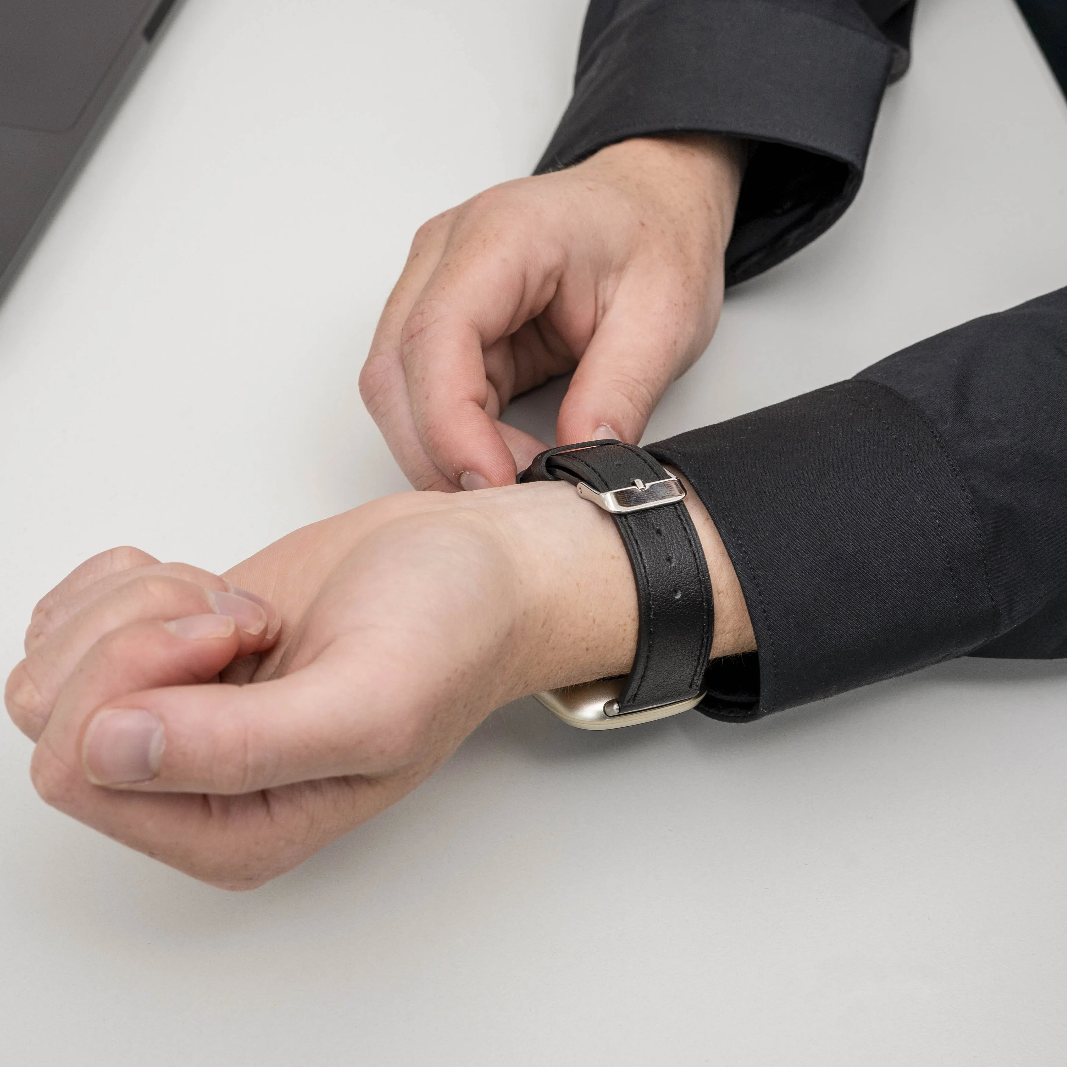 Bracelet cuir Fitbit Sense 2 (serré noir)
