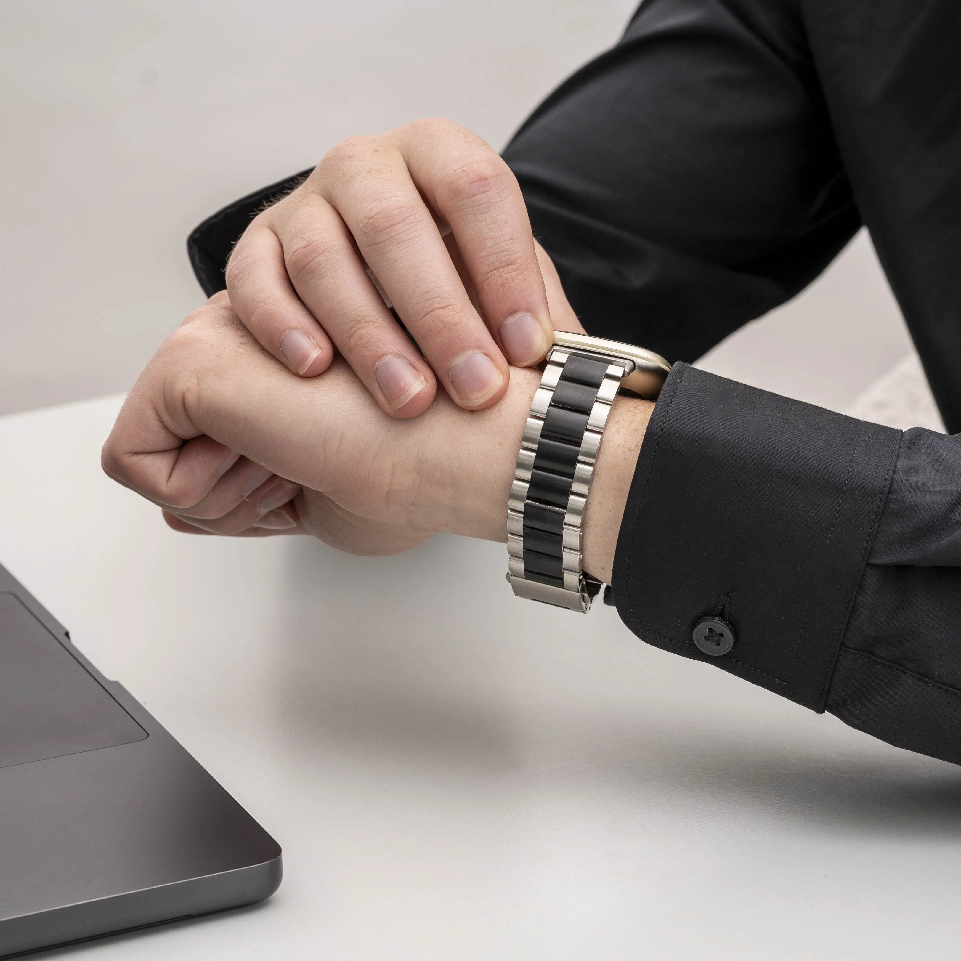 Bracelet acier Fitbit Versa 4 (argent/noir)