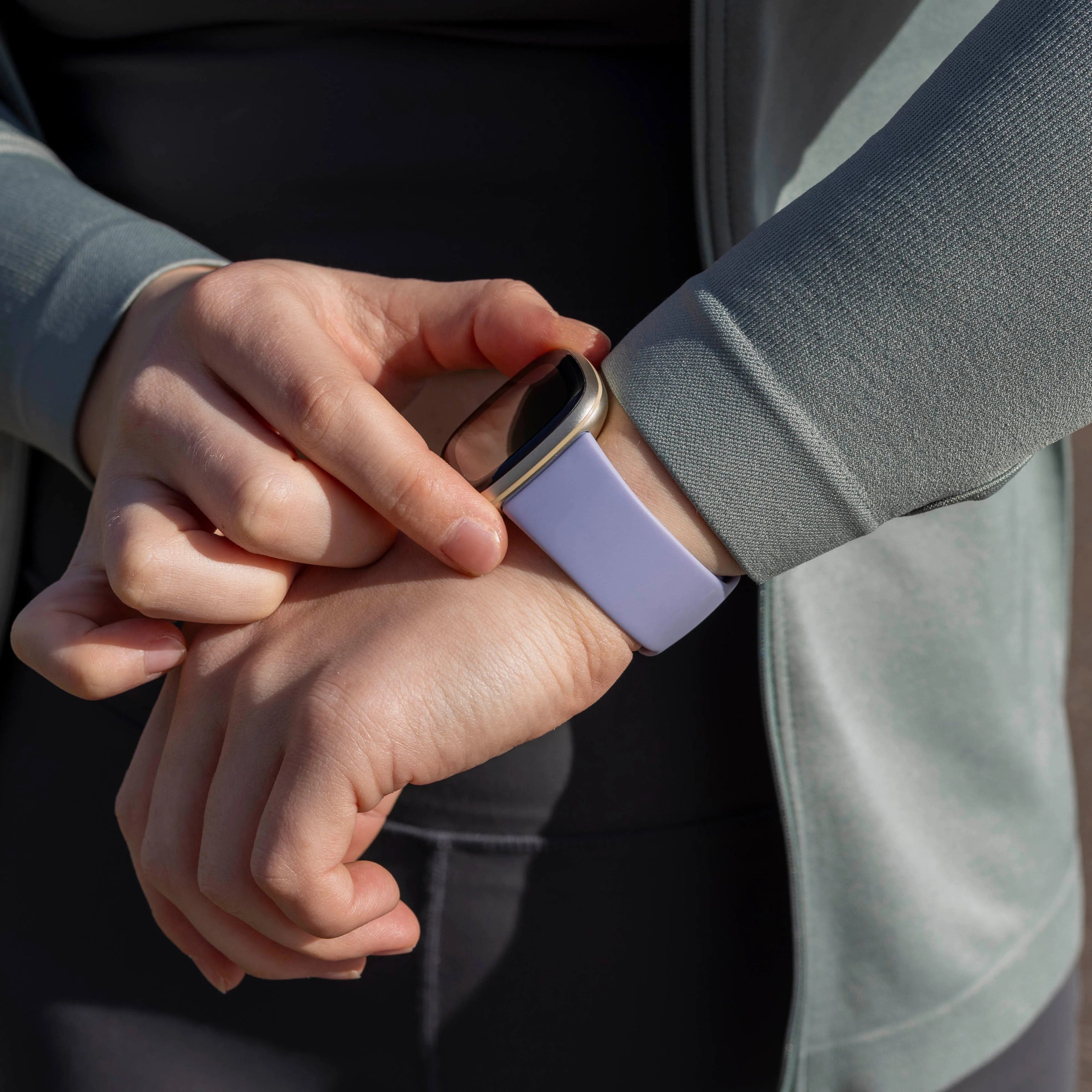 Bracelet silicone classique Fitbit Versa 4 (lavande)
