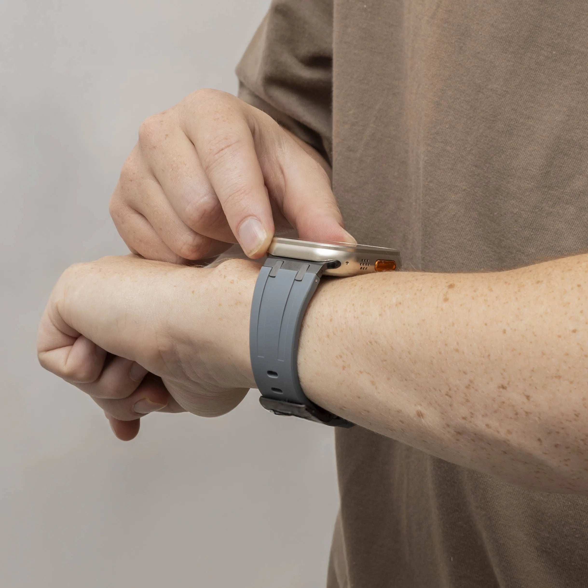 Bandz Bracelet silicone 'Luxe Liquid' Apple Watch (gris avec noir)
