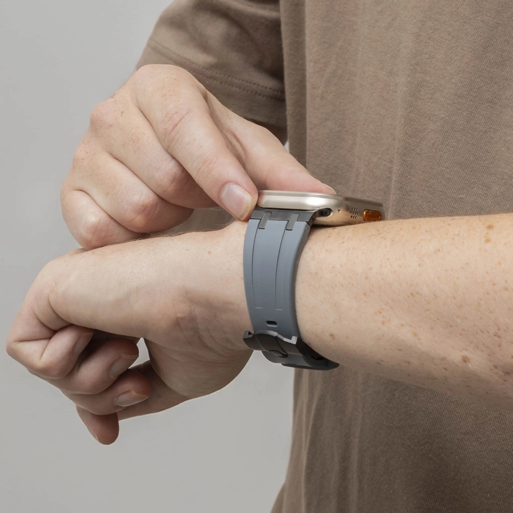 Bracelet silicone de luxe liquide Apple Watch (gris foncé avec noir)