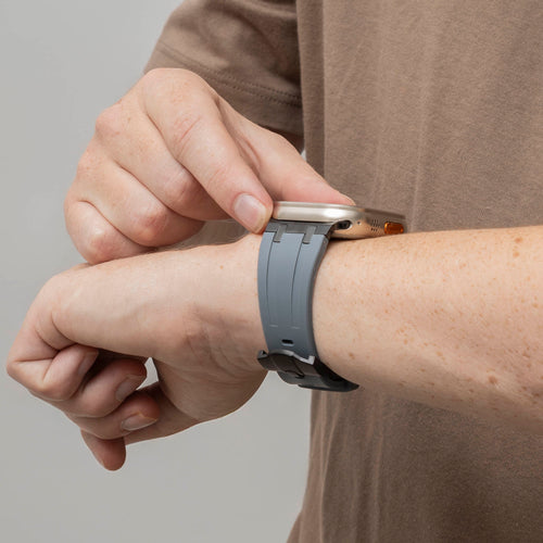 Bracelet silicone 'Luxury Liquid' Apple Watch Ultra (gris foncé avec noir)