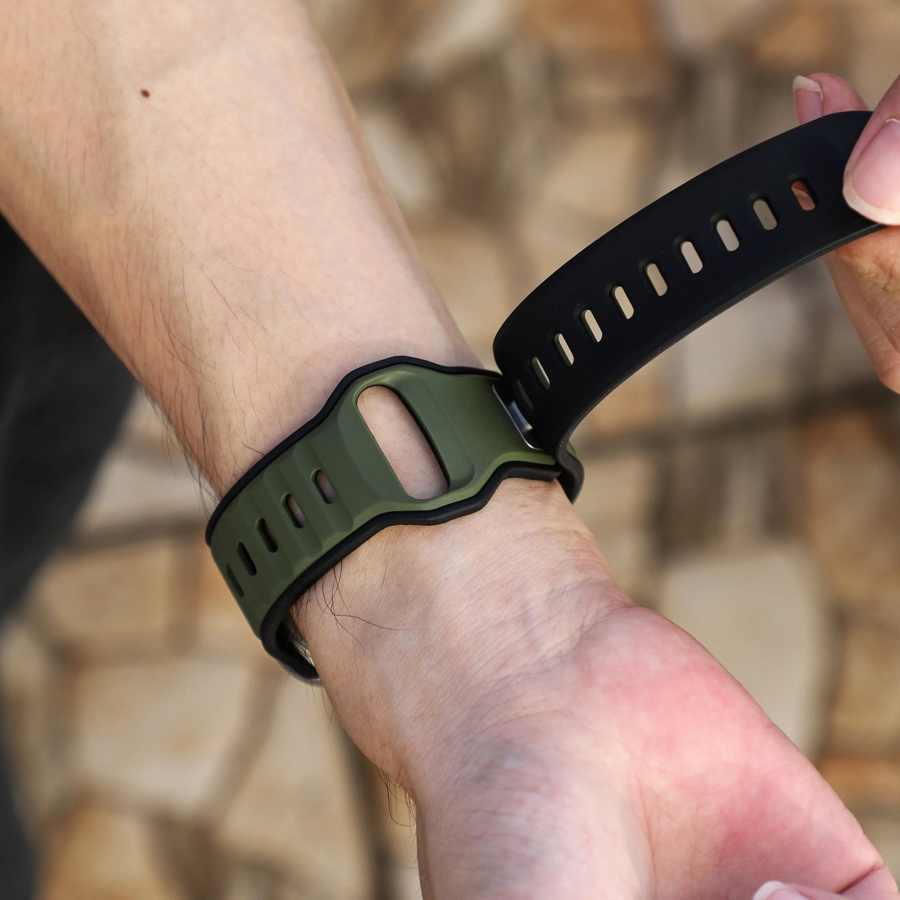 Bracelet silicone outdoor pour Apple Watch (vert armée/noir)
