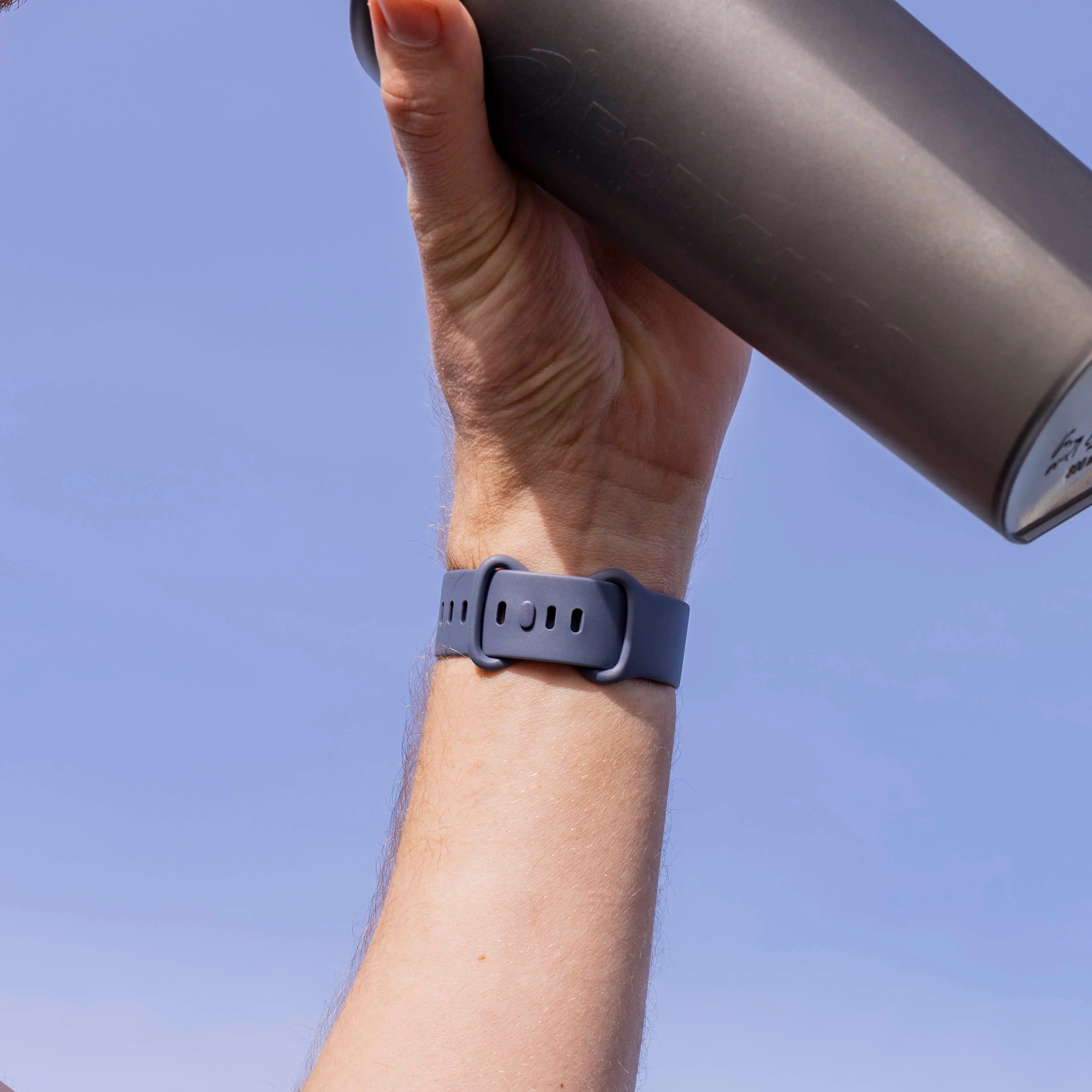 Bracelet silicone classique Fitbit Versa 4 (gris-bleu)
