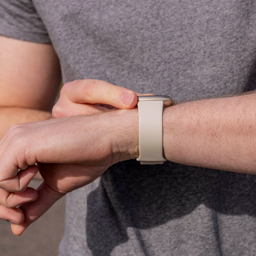 Bracelet silicone classique Fitbit Versa 4 (blanc cassé)