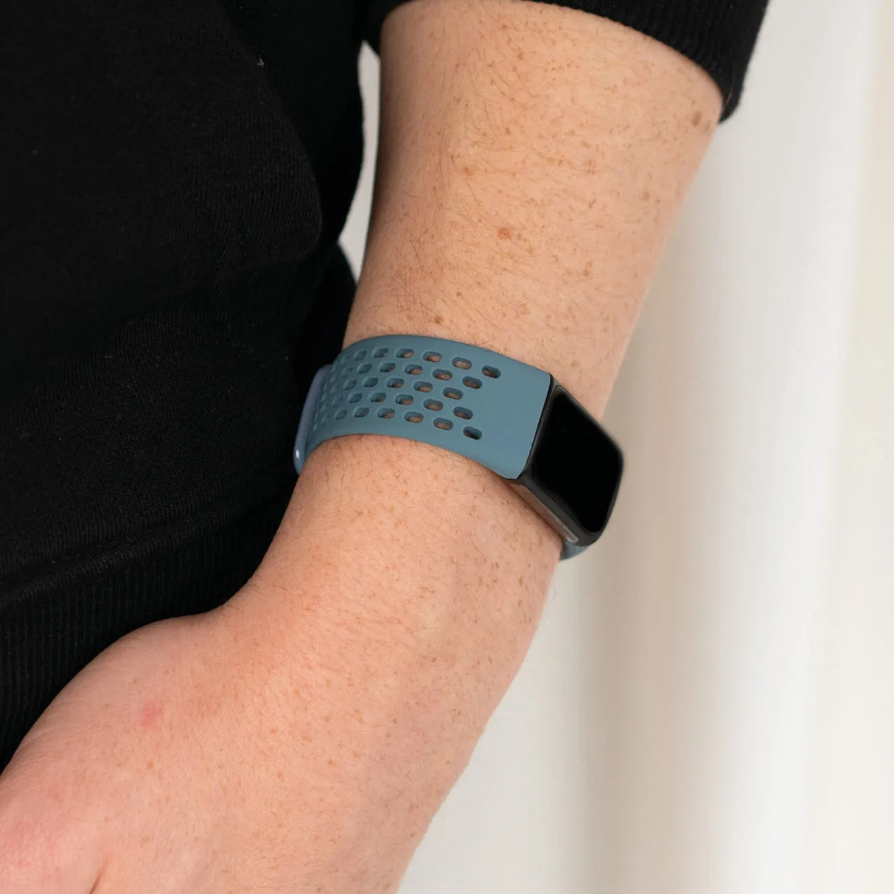 Bracelet silicone avec trous Fitbit Charge 6 (blue-gris)