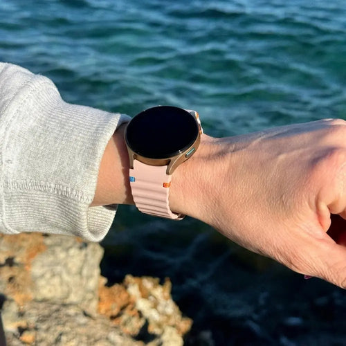 Silicone Wave Strap 'Easy Fit', light pink, lifestyle photo