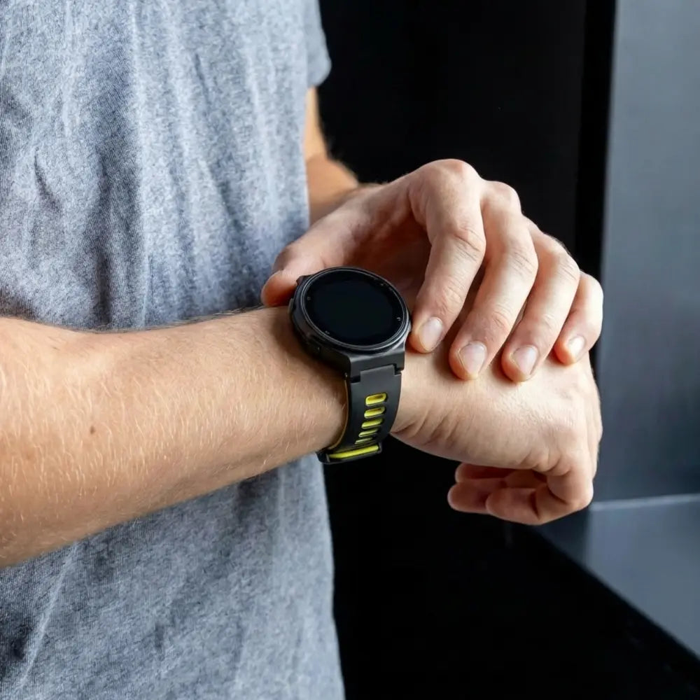 Bracelet sport Garmin Forerunner 235 (noir/jaune)