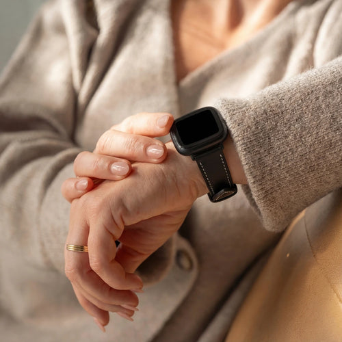 Bracelet cuir Fitbit Versa 4 (noir)