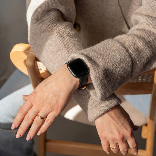 Bracelet cuir Fitbit Versa 4 (noir)