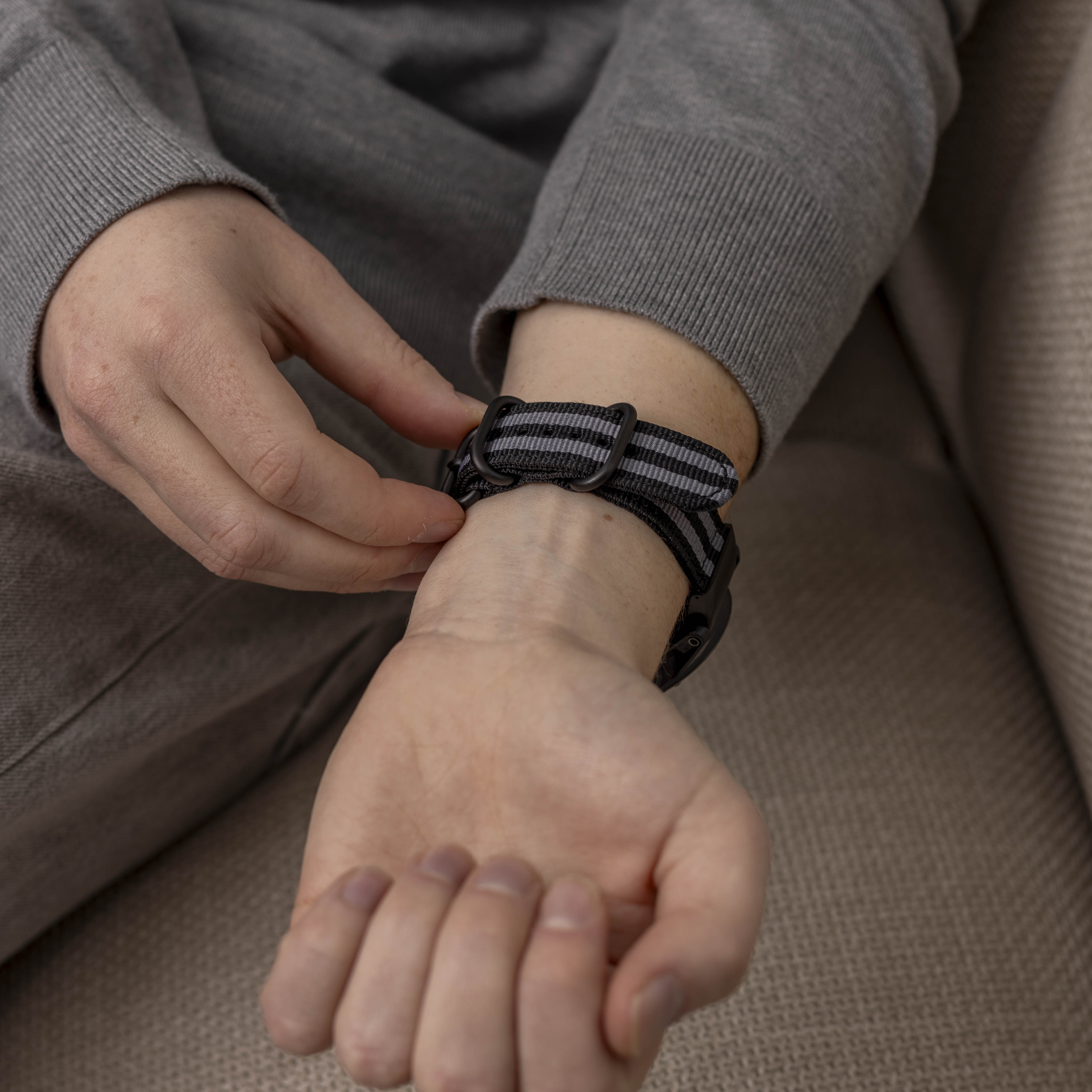 Bracelet nylon á boucle Garmin Instinct 3 - 50mm (noir/gris)