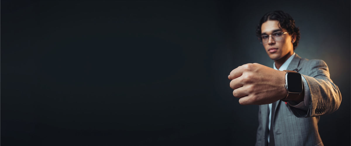 Homme en costume portant une smartwatch avec un bracelet en cuir